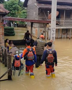 Foto : BPBD saat meninjau langsung lokasi banjir