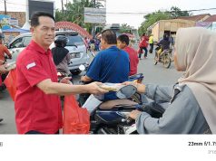 Fraksi PDIP Bagikan Takjil Dikawasan Simpang 5 Pendopo , H Kristian : InsyaAllah Kita tetap solid