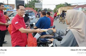 Fraksi PDIP Bagikan Takjil Dikawasan Simpang 5 Pendopo , H Kristian : InsyaAllah Kita tetap solid