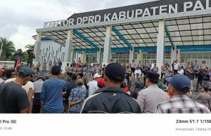 Demo di Simpang 5 dan Gedung DPRD PALI: Massa Tuntut 40.499 BPJS Diaktifkan, Korban BPJS Menangis Haru