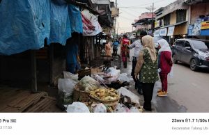Kerja Hingga Malam Hari Dinas Perdagangan Upayakan Pasar Inpres Bersih, Tertib Aman dan Nyaman