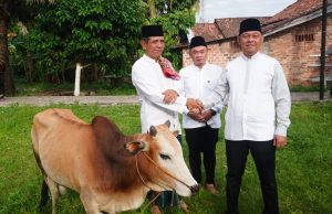 Kadiskominfo Prabumulih Wakili Wali Kota Serahkan Hewan Kurban di Masjid Babun Ni’mah Wonosari